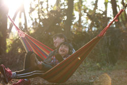 「雑木林で演奏会とキャンプ」でハンモック体験をしている写真