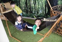 三芳町役場7階で子どもたちがハンモックを楽しんでいる写真