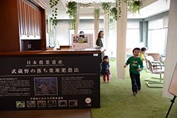三芳町役場7階にて展示されている日本農業遺産に認定された「武蔵野の落ち葉堆肥農法」についてのパネルの写真