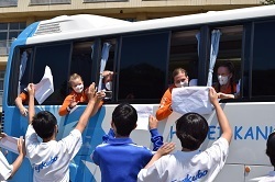 町の全小中学校をバスで巡回訪問するオランダ女子柔道チーム