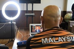 マレーシアパラ選手団とマレーシア首相のビデオ会議の様子