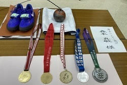 森本選手のメダルとハンマー