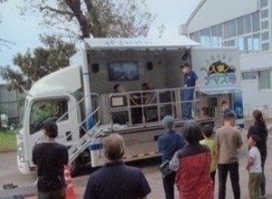 唐沢小学校　起震車体験