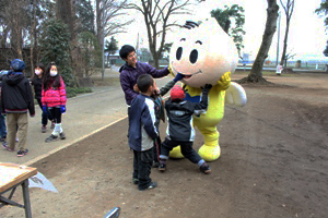 元気いっぱいの子どもたちにタジタジのみらいくん