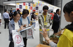 開発中の商品について試食アンケートを実施している写真