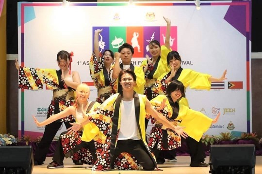 ペタリングジャヤ市でダンスパフォーマンスを披露した町のダンスチーム「百花繚乱」