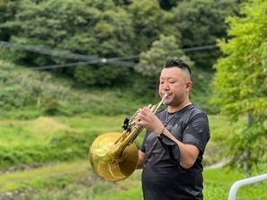 大自然のなかで練習する高橋さん