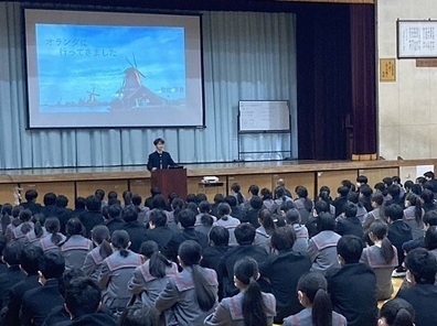 藤久保中学校での報告会の様子