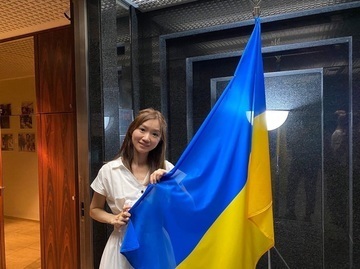 ウクライナ大使館内のウクライナ国旗とTAONさん