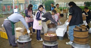 お芋と豚汁を仕込み中