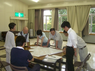 町内現地調査写真（藤久保公民館ホールでの打合せ）