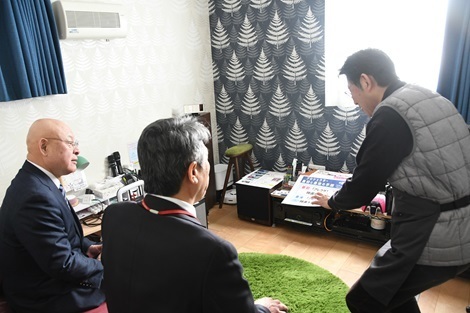 シアター&ミュージックルームで説明を受ける様子