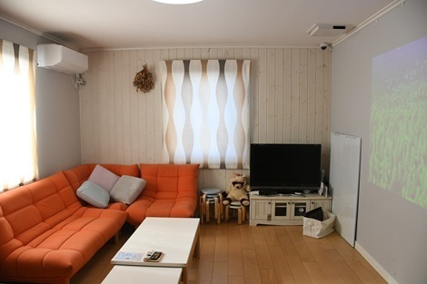 パーティールームを視察する様子