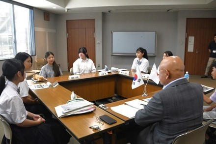 町長と意見交換する韓国親善大使の皆さん