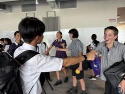 現地学校の学生と交流している様子