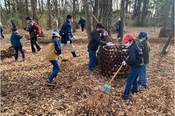 落ち葉掃きに参加する子どもたち