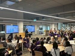 現地校の額と交流して授業を受けている様子