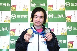 メダルを持つ石橋選手