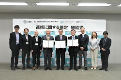 関係者全員で記念写真を撮影している様子