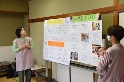 産後ドゥーラの方が資料の内容を説明している様子
