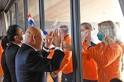 オランダ女子柔道チームとガラス越しハイタッチ