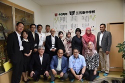 マレーシア代表団が三芳東中学校で記念写真を撮影している様子