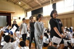 中学校での交流様子