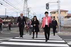 新しい横断歩道を渡る様子