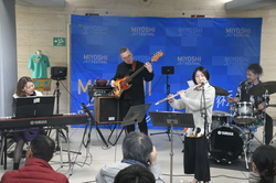 ふるさと大使演奏様子