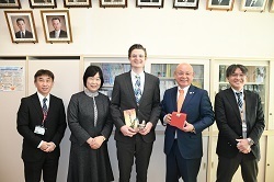 講師との記念撮影の様子