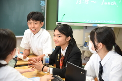 学生たちが交流している様子