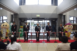 ワゴン車出発式でのテープカットの様子