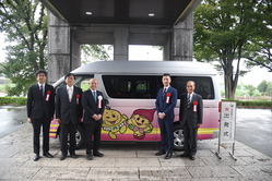 「MIYOバス」循環ワゴン車の前の集合写真