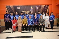 マレーシアの関係者と三芳町の出席者で記念写真