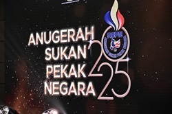 ステージ上に表彰式名が映し出された写真