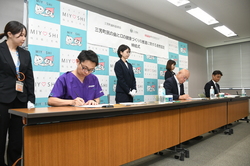 締結書にサインする様子