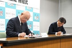 協定書に記入している様子