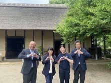 町長と参加者が写真撮影をしている様子