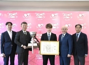 町長を表敬訪問した鈴木氏