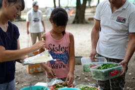 野菜ピザ作り様子