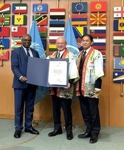 世界農業遺産認定証を受け取った三芳町林町長