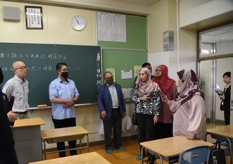 町内の中学校を視察するマレーシア財務省訪問団