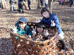 参加者がハチホンカゴに入っている様子