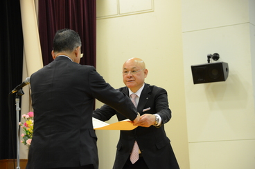 山本農林水産大臣（左）から認定証を受け取る林三芳町長（右）